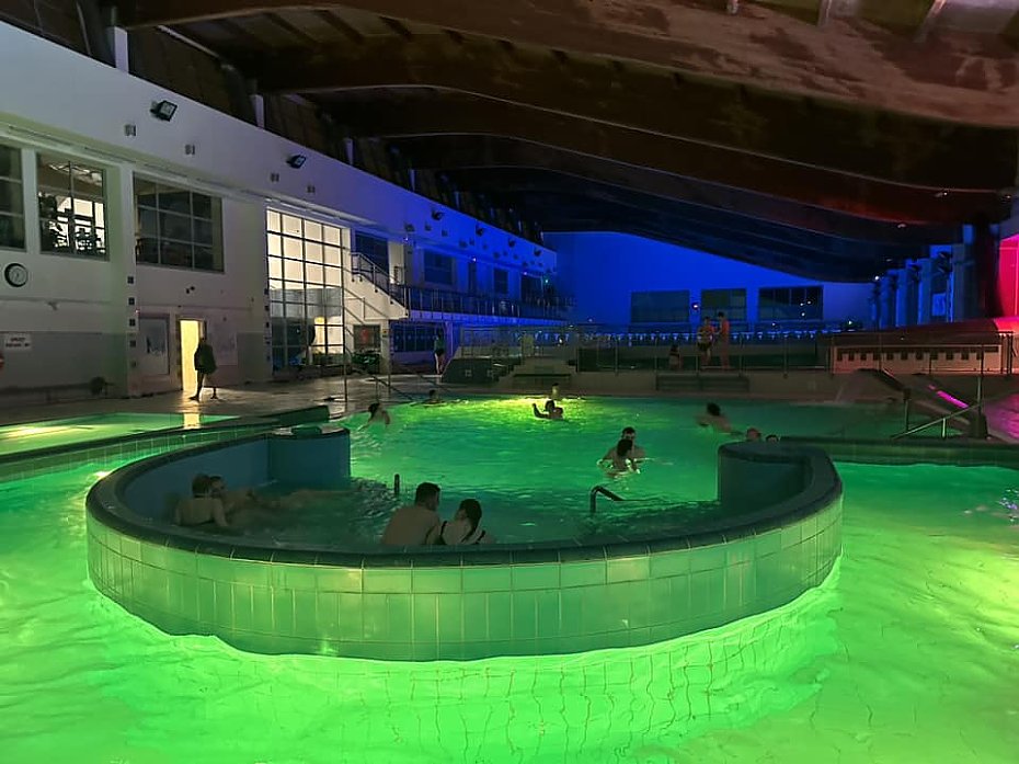 Nocne pywanie atrakcj oliborskiego basenu