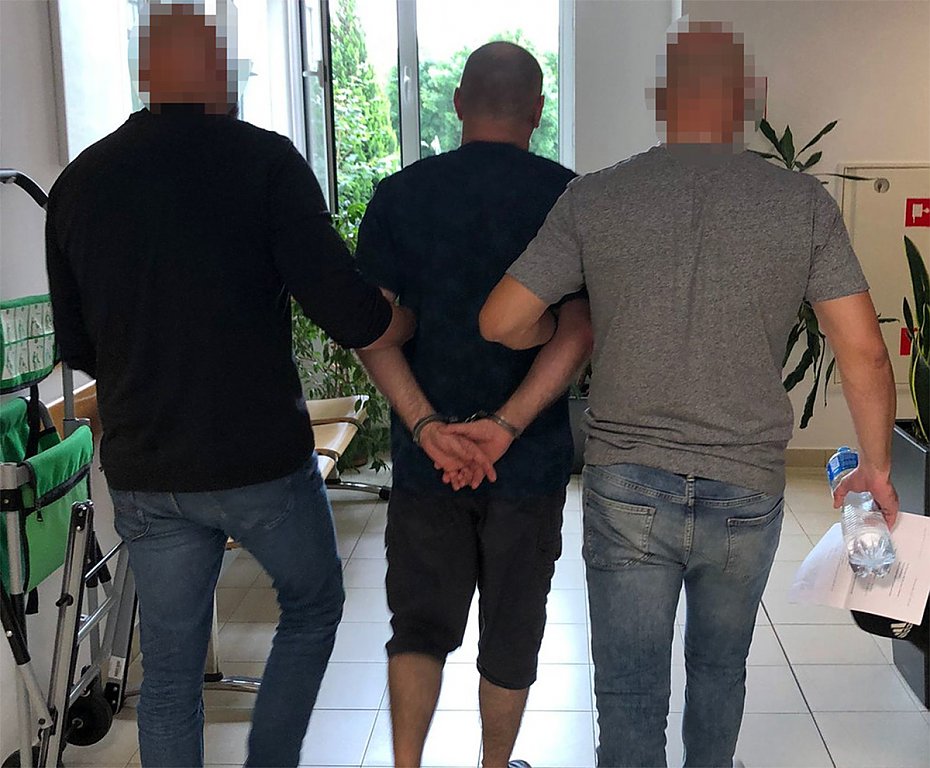 Agresywny 49-latek zatrzymany na Żoliborzu po latach znęcania się nad rodziną