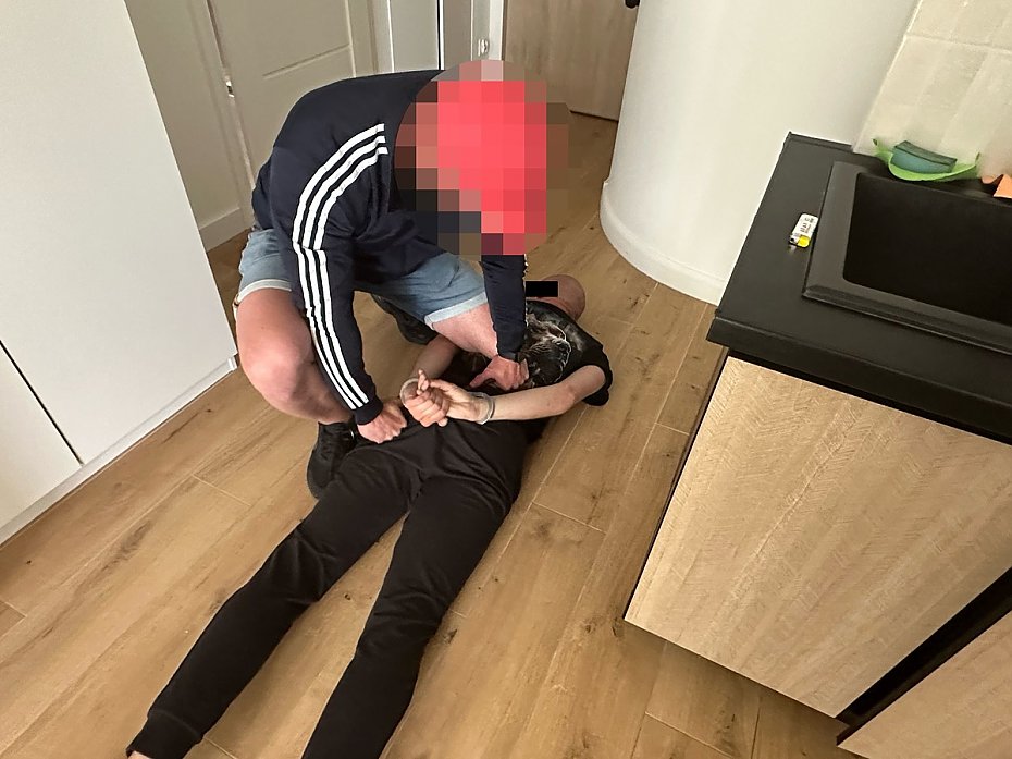 Policja rozbia grup oszustw. Bro, narkotyki i wier miliona strat