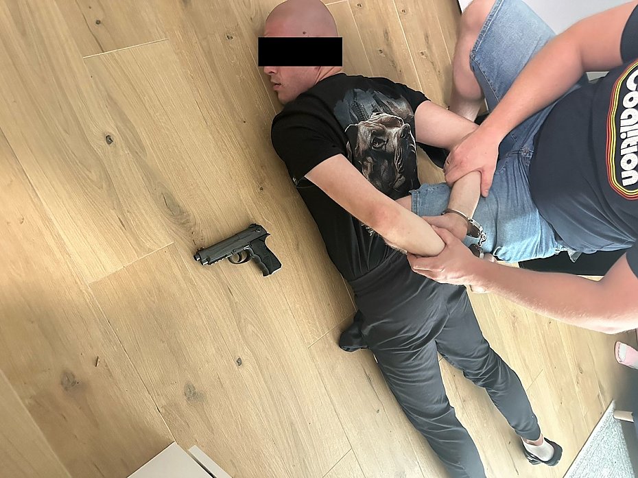 Policja rozbia grup oszustw. Bro, narkotyki i wier miliona strat
