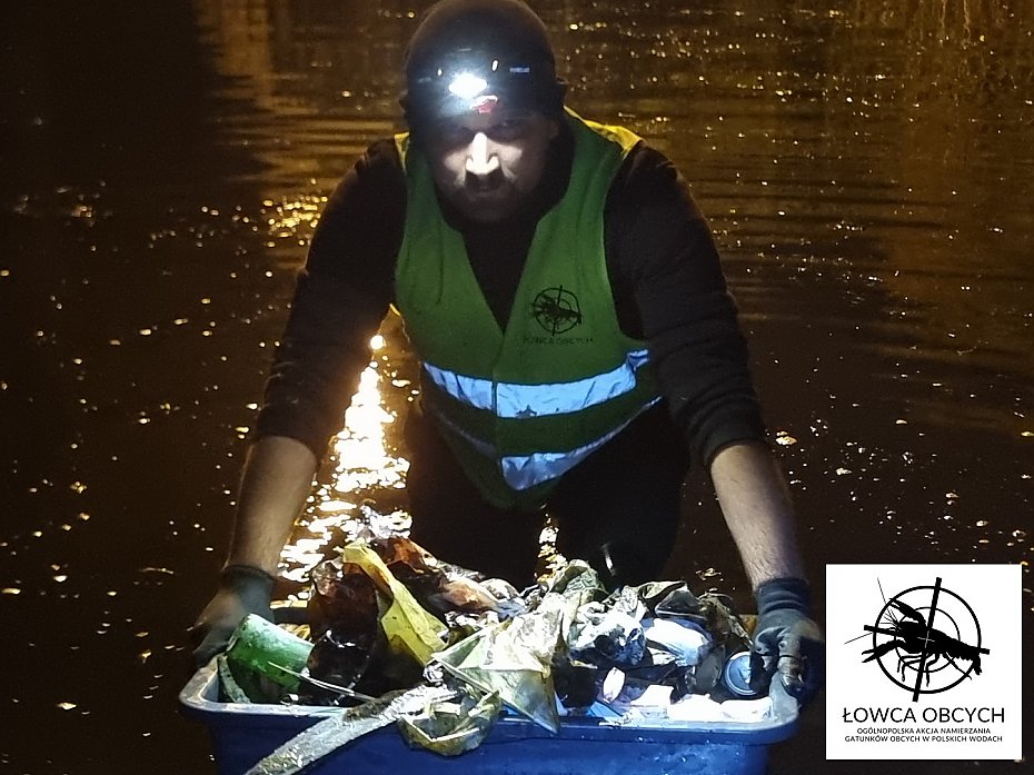 Warszawa: tysiąc litrów śmieci z Łachy Potockiej. Ekolodzy odkryli też pułapki kłusowników