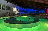 Nocne pływanie atrakcją żoliborskiego basenu