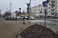 Plac Wilsona znów się zmienia. Nowa ławka, poidełko i róże